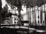Eamon O’Kane: Black Mirror Building II [Dessau], 2014, Acryl auf Leinwand, 150 x 200 cm

